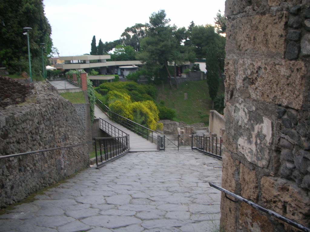 Via Marina, Pompeii. May 2011. Looking west out of city from Porta Marina. Photo courtesy of Ivo van der Graaff.