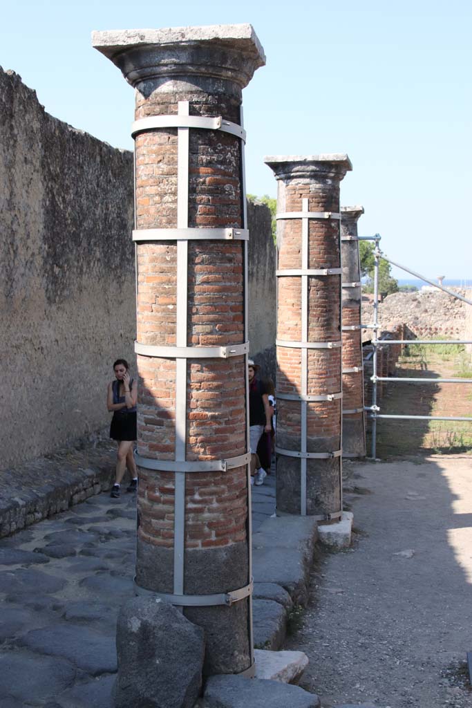 Via Marina, September 2021. 
Looking west along portico outside VII.16, with wall of Temple of Venus, on left. 
Photo courtesy of Klaus Heese.
