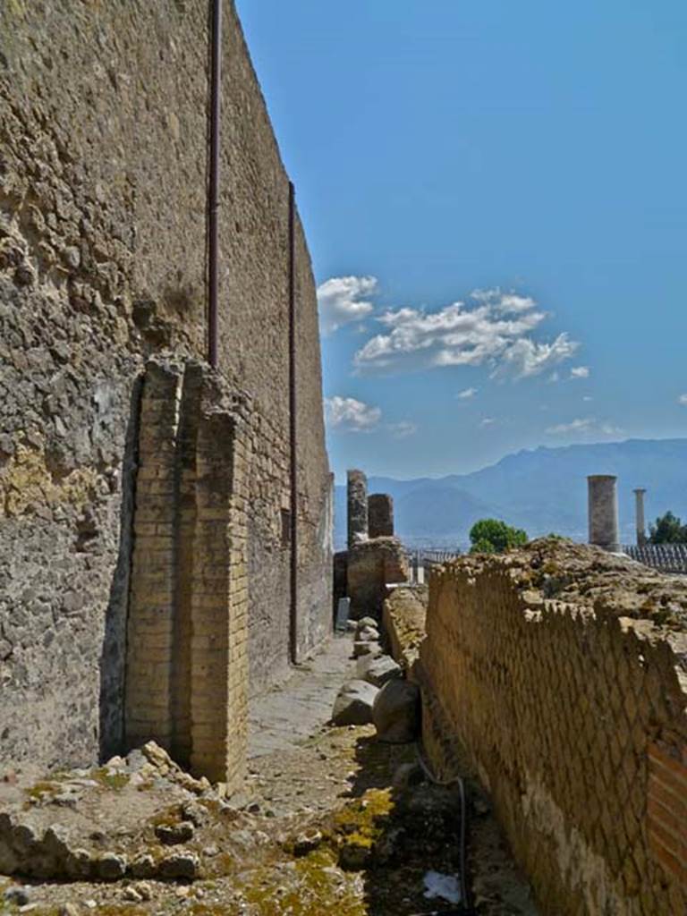 Alleyway on south side of Via Marina. May 2011. Photo courtesy of Michael Binns.