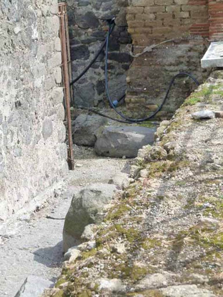 Alleyway on south side of Via Marina, at the western end of Vicolo di Championnet. Looking south.