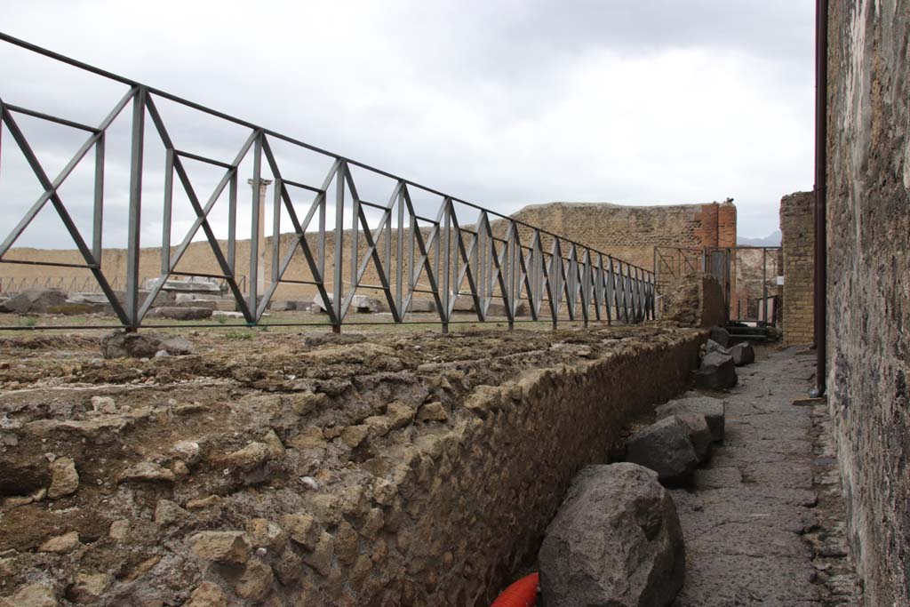 Alleyway on south side of Via Marina, at the western end of Vicolo di Championnet, October 2020.
Looking towards the Temple of Venus. Photo courtesy of Klaus Heese. 

