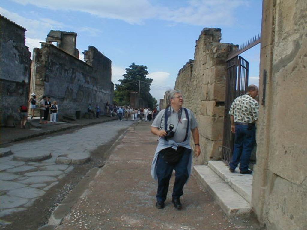 Via Marina between VIII.1 and VII.7. Looking west from entrance to Temple of Apollo. September 2004.