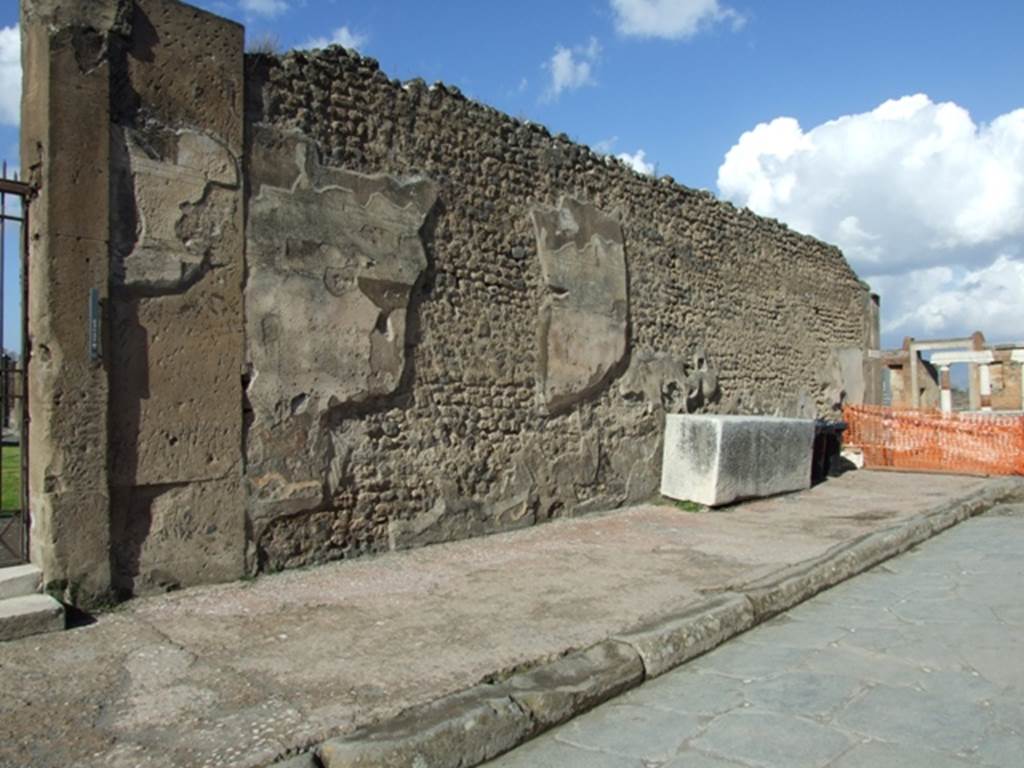 Via Marina. North side. Looking east along wall of Temple of Apollo at VII.7.32. March 2009.