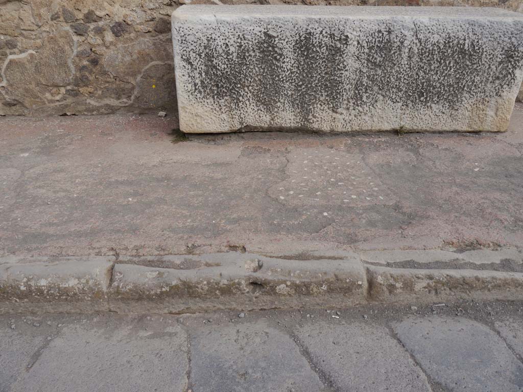 Via Marina, Pompeii. September 2018. Looking north with detail of pavement outside VII.7.32, Temple of Apollo.
Foto Anne Kleineberg, ERC Grant 681269 DÉCOR.
