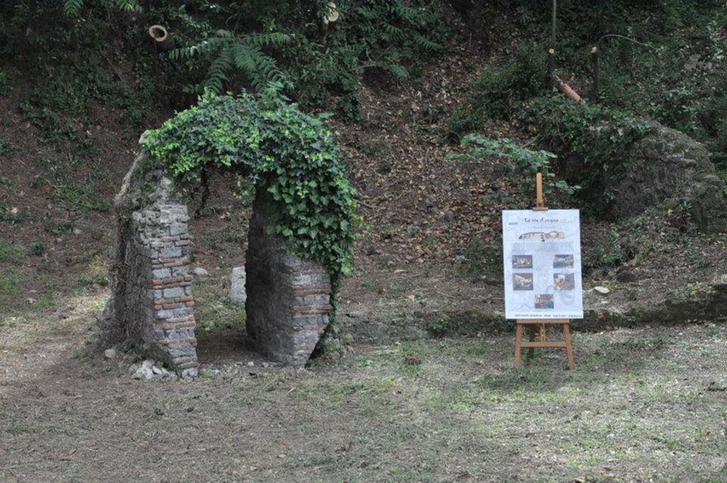 Villa della Pisanella, Boscoreale, May 2015. Remains of villa seen during special opening of the excavation “Maggio dei Monumenti”.
L'evento del Maggio dei Monumenti ha visto l'apertura straordinaria dello scavo della Pisanella.
See https://www.ecampania.it/napoli/cultura/boscoreale-successo-pubblico-colori-novus-ager

