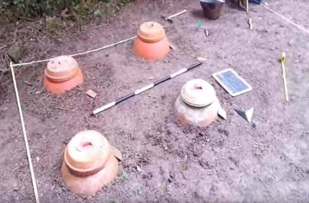 Villa della Pisanella, Boscoreale, May 2014. Storage dolia seen during special opening of the excavation.
See May 2014 video by Francesco Servino https://www.youtube.com/watch?v=Sf-HK_P0unQ
