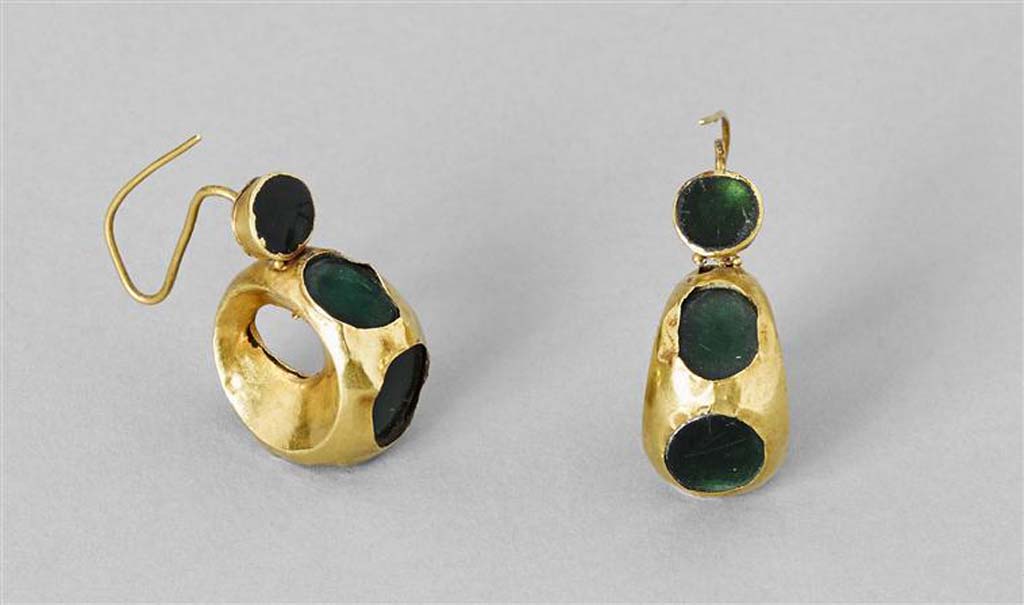 Villa della Pisanella, Boscoreale. Gold earrings with green (glass according to Louvre) inserts. 
Now in the Louvre. Inventory numbers BJ408 and BJ409. Photo (C) RMN-Grand Palais (musée du Louvre)/Tony Querrec.
