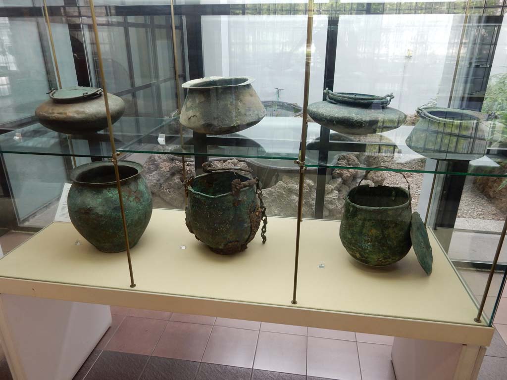 Villa della Pisanella, Boscoreale. May 2018. Seven bronze kitchen domestic items found. 
Now in Boscoreale Antiquarium. Photo courtesy of Buzz Ferebee.
