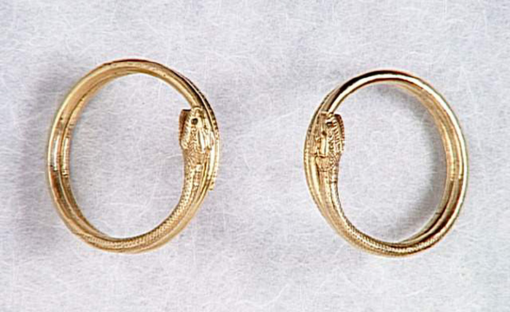 Villa della Pisanella, Boscoreale. Boscoreale Treasure. Pair of gold coiled snake bracelets.
Trsor de Boscoreale. Paire de bracelets de serpent enrouls, en or. 
Now in the Louvre, inventory numbers BJ976 and BJ977.
Photo  RMN-Grand Palais (muse du Louvre)/Les frres Chuzeville.
