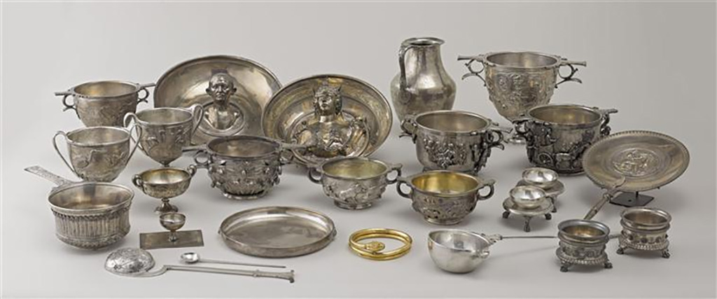 Villa della Pisanella, Boscoreale. View of some of the Boscoreale Treasure with in addition, the emblema cup (BJ1970).
Photo (C) RMN-Grand Palais (muse du Louvre) / Stphane Marchalle.
