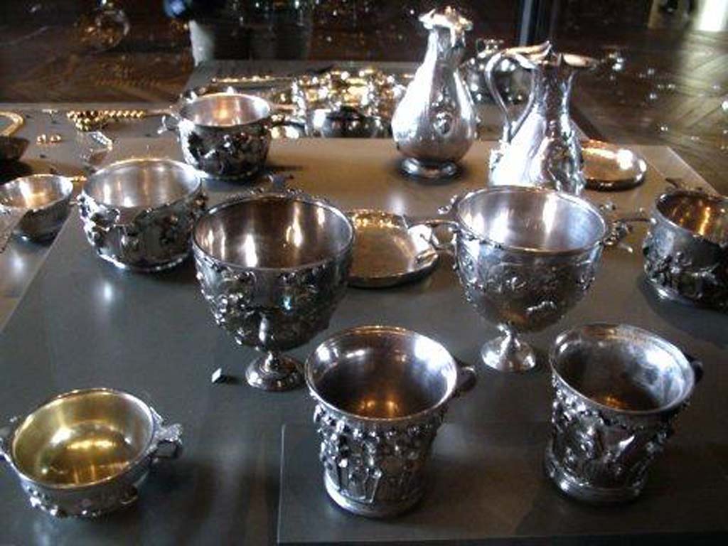 Villa della Pisanella, Boscoreale. View of some of the goblets, cups, plates and ewers from the Boscoreale Treasure.
Vue de quelques-unes des gobelets, tasses, assiettes et des aiguilles du trsor Boscoreale.
