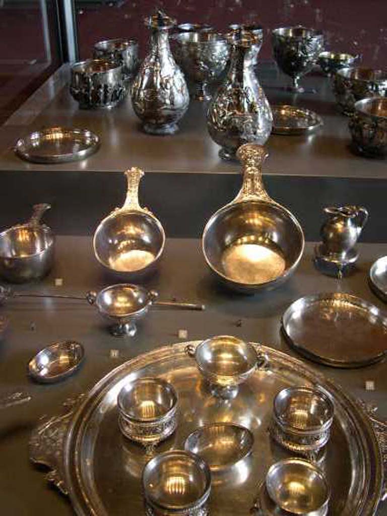 Villa della Pisanella, Boscoreale. Part of the Silver Treasure. On the silver tray are three silver salt cellars with tripod feet.
Sur le plateau d'argent sont trois salires d'argent avec des pieds trpieds.
Louvre inventory numbers BJ1953 (Plat), BJ1998, BJ1999, BJ2000 (Salieres). 
