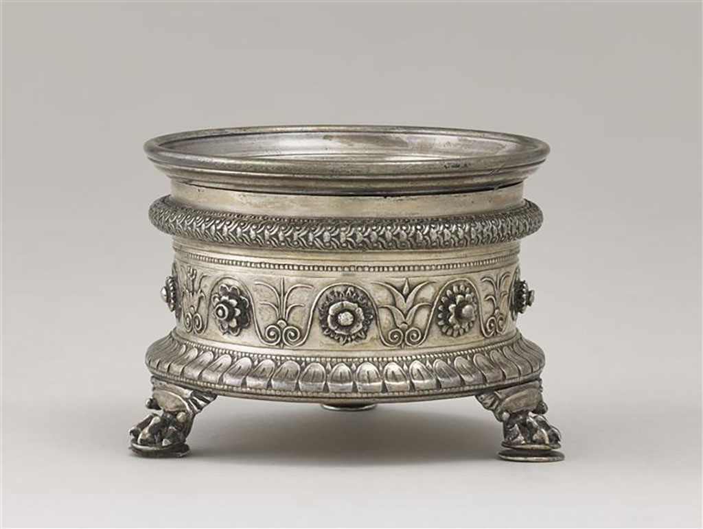 Villa della Pisanella, Boscoreale. Boscoreale Silver. Miniature tripod with zoomorphic foot supporting a salt cellar. 
Guilloche decoration, tongues and friezes of palmettes and flowers. Owners name engraved in Latin: Pamphilus, imperial freedman.
Trpied miniature avec pied zoomorphe supportant une salire. Salire : dcor de guillochis, languettes et frise de palmettes et de fleurs. 
Nom propre grav en latin : Pamphilus, affranchi imprial.
Now in the Louvre, inventory number BJ2000.
Photo  RMN-Grand Palais (muse du Louvre) / Stphane Marchalle.
