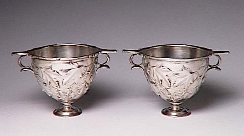 Villa della Pisanella, Boscoreale. Pair of cantharus decorated with plane tree leaves.
Paire de canthares  dcor de feuilles de platane.
Now in the Louvre, inventory numbers BJ1909 and BJ1910.
Photo  RMN-Grand Palais (muse du Louvre) / Herv Lewandowski.

