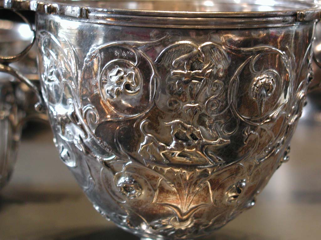 Villa della Pisanella, Boscoreale. Boscoreale silver. Detail of silver Cantharus decorated with floral scrolls and animal fights.
Dtail de Canthares argent  dcor de rinceaux floraux et combats d'animaux
Now in the Louvre, inventory number BJ1907.
Voir/See De Villefosse H., 1899. L'argenterie et bijoux d'or du trsor de Boscoreale description des pices conserves au Muse du Louvre: Monuments et Memories 5 1899 with supplement 1902, pl. IX.
